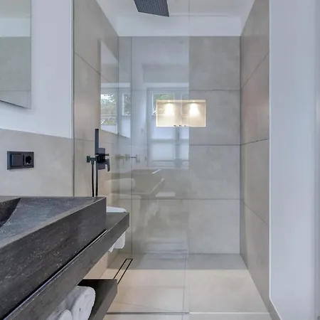 Living Lorens No 6 Apartment